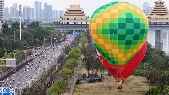 柳州东城集团升起<em>热气球</em>为2024柳州马拉松助阵添彩