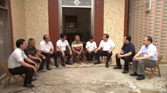 广西壮族自治区领导看望慰问梁小霞家人和亲属