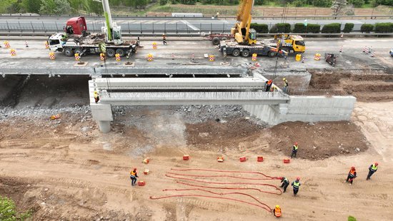 中建八局四公司沈海高速项目完成首片梁板架设