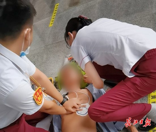 武汉地铁AED首次救人成功！乘客失去意识，众人接力施救