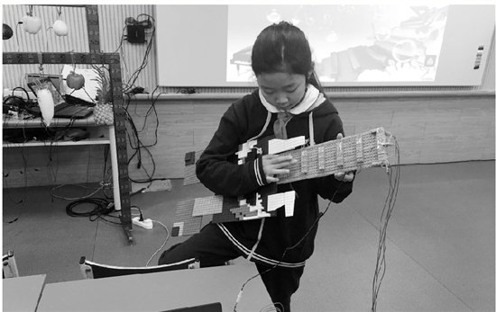 音乐课上，小学生们自己做器乐-新华<em>网</em>