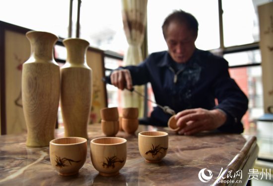 贵州丹寨：移民区老木匠的烙画“新生活”