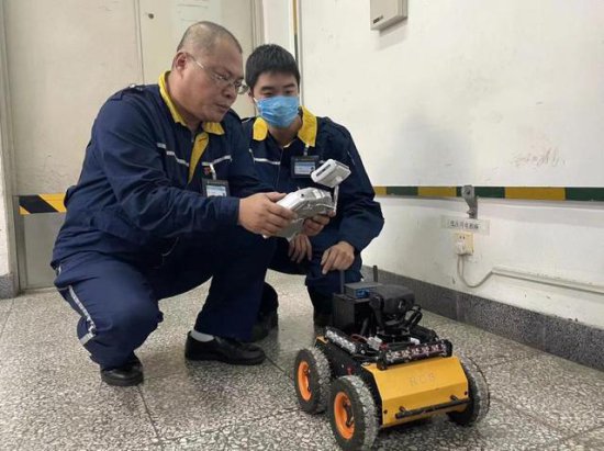 <em>北京</em>地铁两台供电设备巡检机器人投入使用