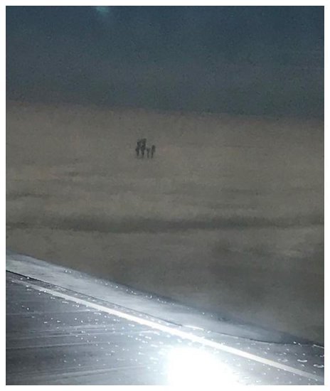<em>未解之谜</em>：<em>飞机</em>上拍摄到的诡异图片，难道云上真的有人存在？