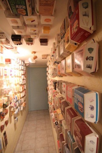 男子环游世界收集汉堡盒子<em> 贴</em>满墙壁和<em>天花板</em>