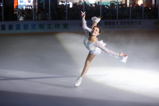 “千金”龙华冰上起舞 亮相“一带一路”国际冰雪大会