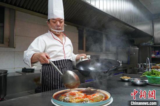 冷水<em>鱼</em>宴何以成新疆北部的城市名片？