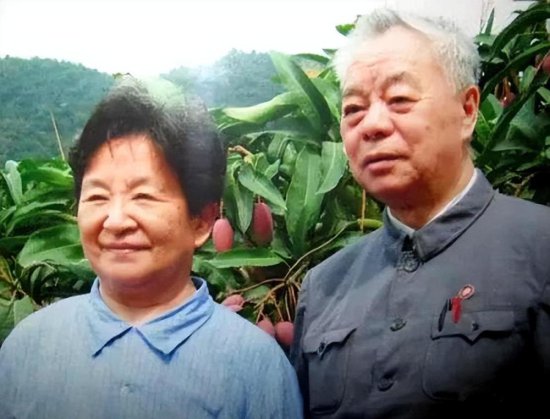 毛主席的外孙王效芝，娶了薄一波的外孙女，刘源是媒人