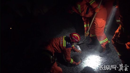 沧州：男子被石子埋压 消防人员到场救出