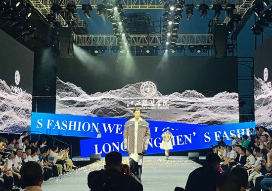 第六届中国·<em>汉正街</em>服装服饰博览会在汉启幕