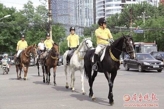 北京五人<em>骑马</em>上班 称宣传环保意义大于实际意义