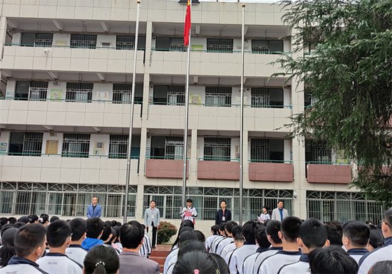 庐江实验中学举行“弘扬爱国情 共筑中国梦”主题升旗仪式