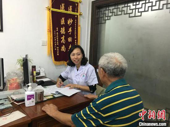 上海这间“侨联义务夜门诊”：36年，三代人薪火相传