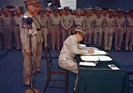 麦克阿瑟接受日本投降时，用5支钢笔<em>签名的</em>不同含义