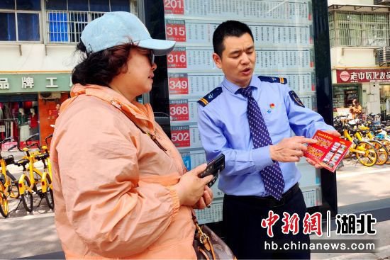 武汉公交司机自制乘车指引图方便外地游客