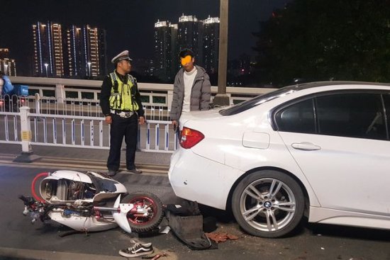 广西南宁市又发生一起惊险车祸，位于邕江大桥，现场令人...