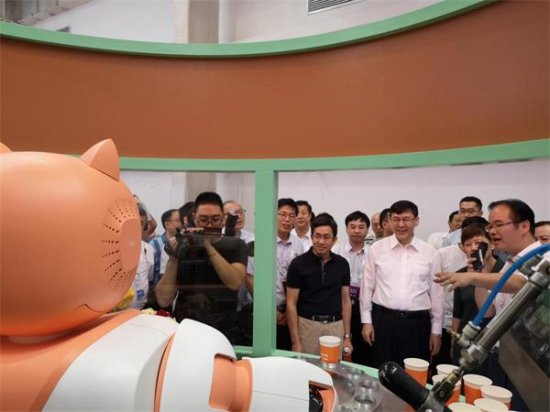 中国航天“小玎小珰”机器人无人<em>奶茶店</em>点靓世界机器人大会