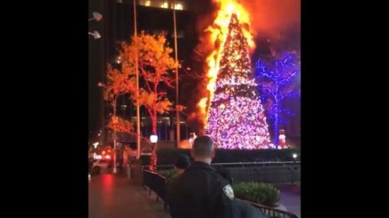 <em>装好</em>不到3天就被烧了，美国新闻大楼前的巨型圣诞树被人纵火烧毁
