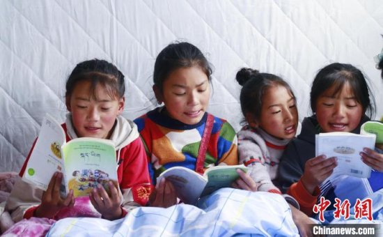 青海玛多震中小学：救灾帐篷传出读书声