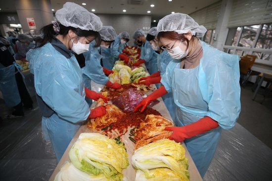 韩国大学生腌制“爱心泡菜”<em> 免费</em>赠予困难家庭和孤寡老人
