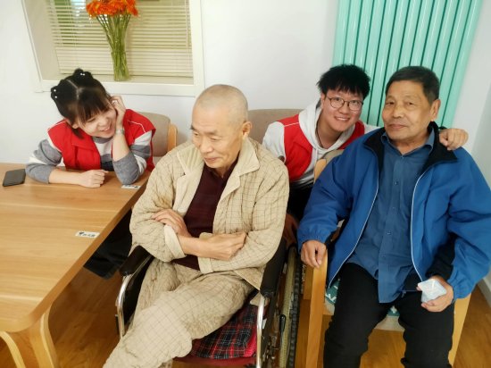 西电2020级新生参加“金秋送暖”——陪伴孤寡老人志愿者活动