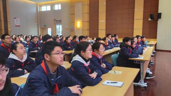 维扬中学开展入团积极分子团课学习活动