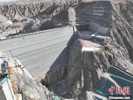中国首座镶嵌混凝土<em>面板</em>堆石坝坝体填筑到顶