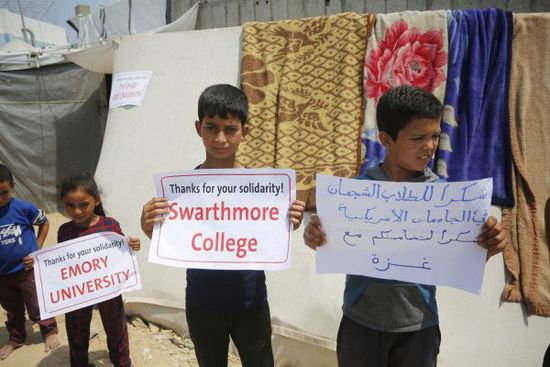 加沙儿童高举标语牌 向亲巴勒斯坦美国<em>大学生</em>致谢