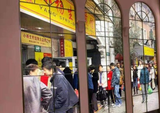 上海这家生煎小店做成了品牌连锁，风靡全国，口味却越来越受...
