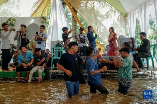 印度尼西亚：被洪水“打扰”<em>的婚礼</em>