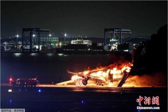 近百次航班被取消 日本对羽田机场<em>飞机</em>相撞<em>事故</em>展开调查