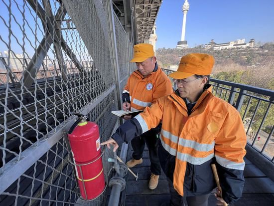 “万里长江第一桥”的“养护人”： 每天差一毫米也不行