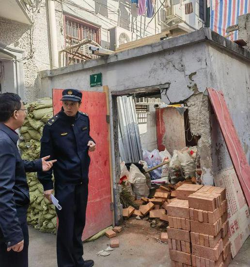 惊呆！上海市中心百年老宅被“私拆重建”，殃及一旁小学，家长...