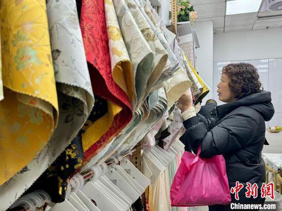 马面裙等汉服面料热销 中国轻纺城商户新订单排到年中