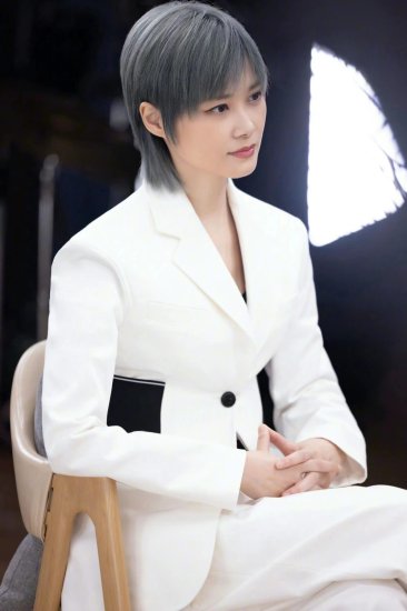 李宇春新造型来袭，穿白色西装精致有型，染灰色头发时髦<em>个性</em>！