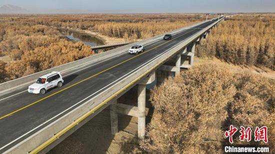 新疆第四条穿越塔克拉玛干的沙漠公路全线贯通
