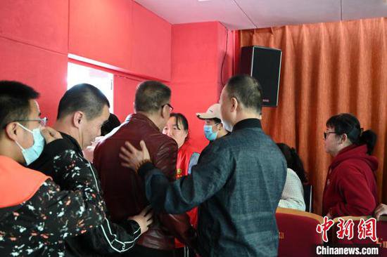 在内蒙古无障碍影院 视障者通过“读”电影感受光明