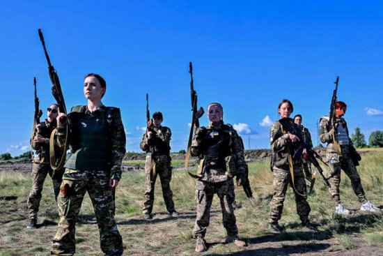外媒：乌克兰女兵有了自己的军服