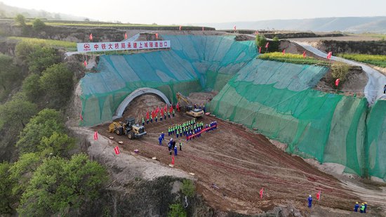 完善区域交通布局 平庆<em>铁路</em>首个隧道主体施工