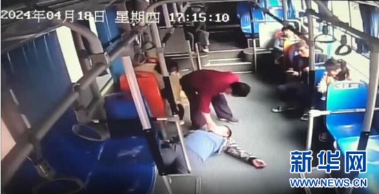 湖北宜昌：乘客车上昏倒 退役老兵与司乘人员合力抢救