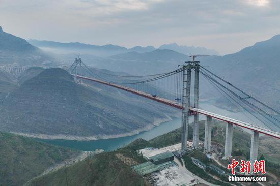 贵州纳晴高速牂牁江大桥合龙 为首座“纯贵州造”悬索桥