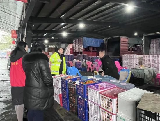 湖南郴州一水果大市场<em>顶棚</em>积雪垮塌前预警及时，百余人成功避险