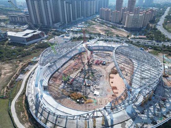 <em>福建漳浦</em>文体中心体育场项目重达73吨的通道口悬挑桁架吊装就位