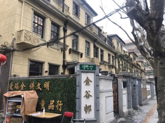 家住上海黄金地段“小洋房”，上厕所却要排队，洗澡时邻居敲门...