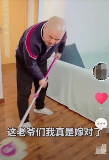 王小利在家擦地板，<em>家庭装修</em>朴素，和之前不一样
