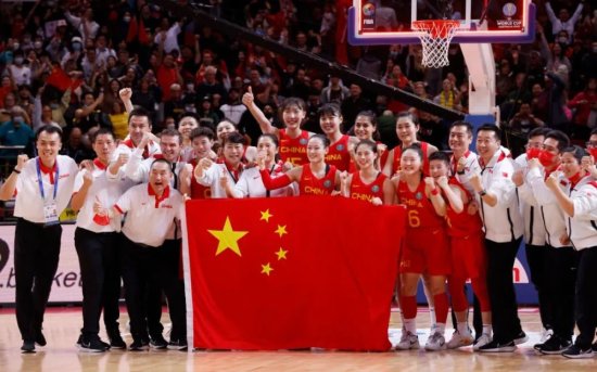不忘每一个人！中国女篮带着她们的<em>名字</em>一起合影