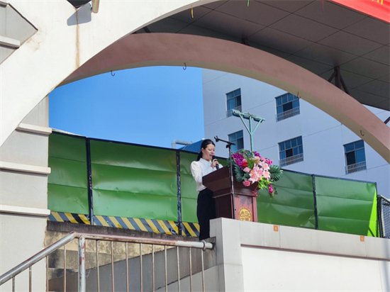 赣州市第一中学高一年级举行升旗仪式