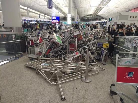 内地人被打，香港机场为何拦着警察不让进？