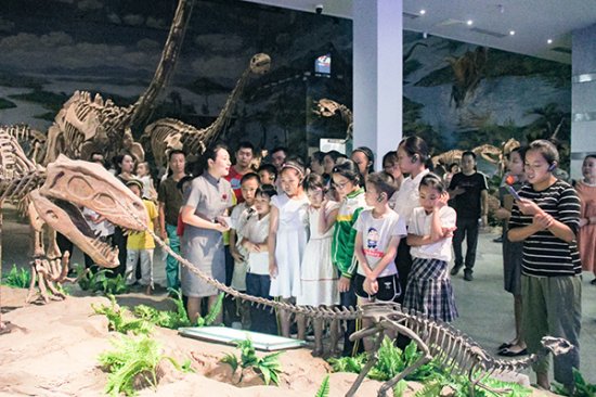 建馆32年后 自贡<em>恐龙</em>博物馆首次在夜间开放