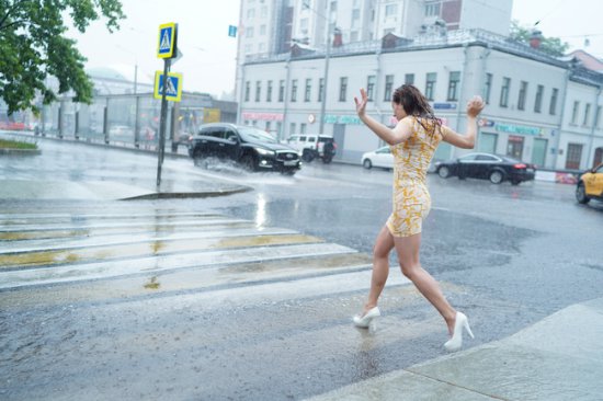 <em>欧美美女</em>雨中十字街头奔跑图片